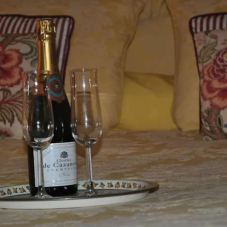 Chateau D'auteuil - D'hotes Bed & Breakfast 4*